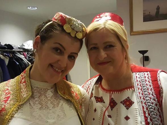 To kvinner er kledd opp i tradisjonelle utenlandske folkedrakter.