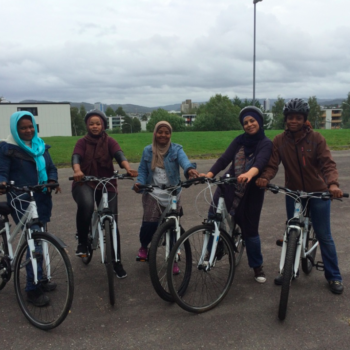 Fem kvinner i hijab på sykkel