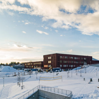 Nytt skolebygg i snødekt landskap